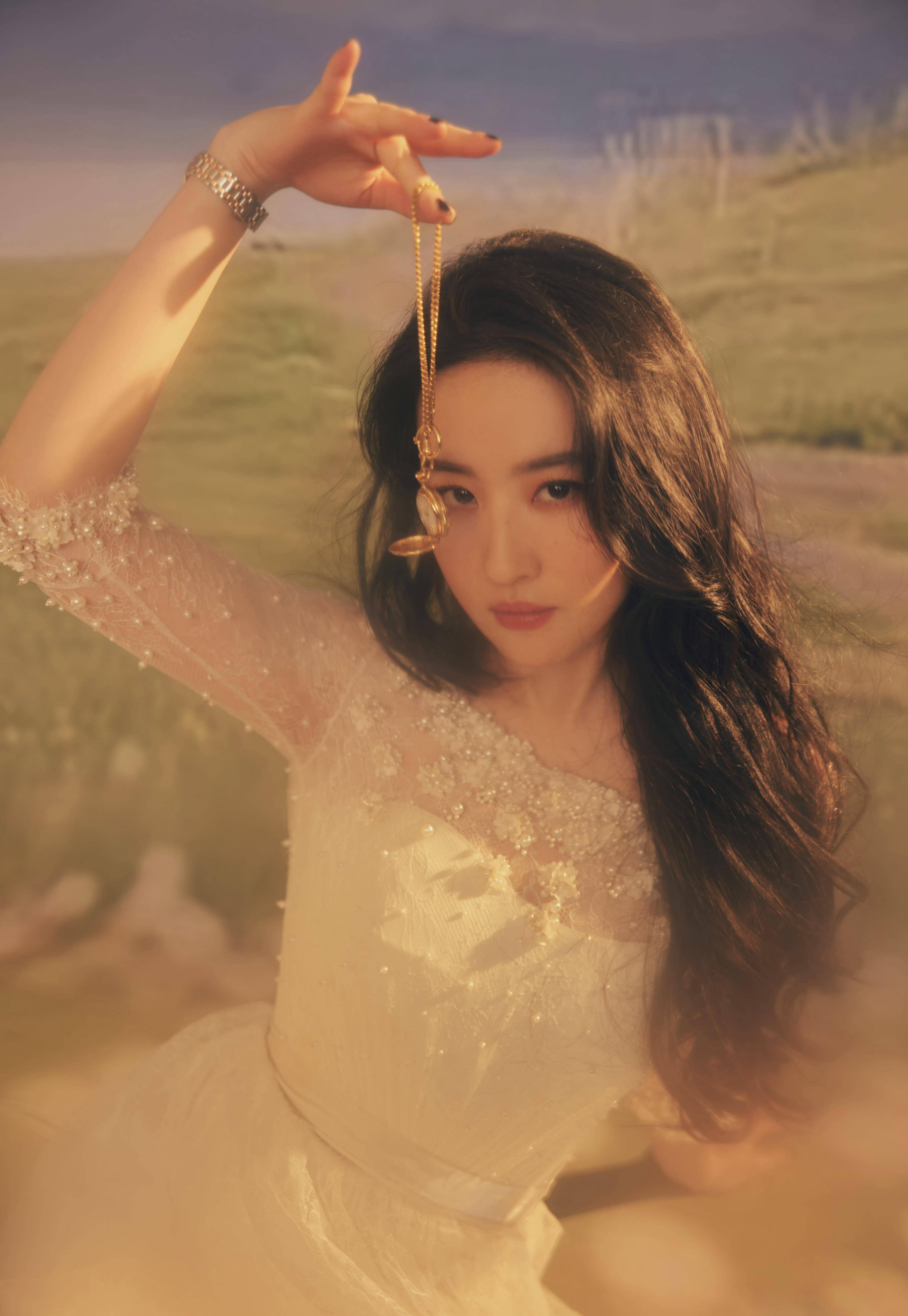 刘亦菲活动造型,港风波浪发型搭配珍珠纱裙,如画卷中的美人现世