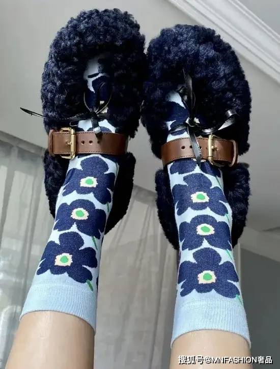 品牌 时尚 | 迪丽热巴这双毛毛拖鞋，简直可爱到犯规