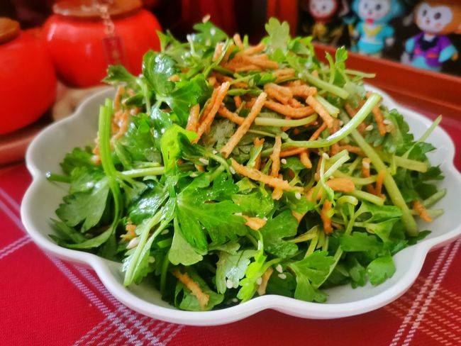 年夜饭,大鱼大肉吃腻了,2块钱的芹菜苗拌一拌就上桌,开胃解腻_幼苗