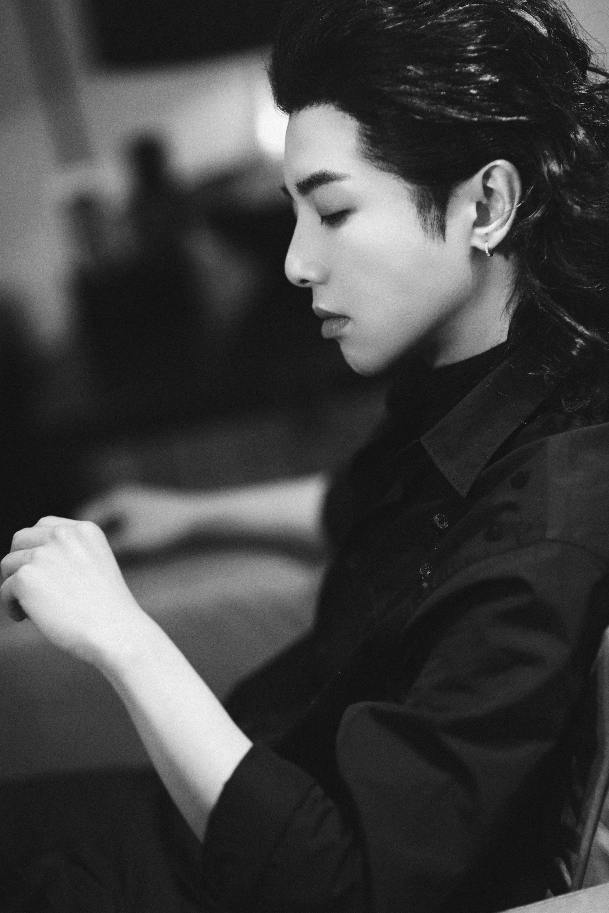 可以看到,年会上的华晨宇将微卷的长发梳成背头,身穿黑色衬衫并搭配垂