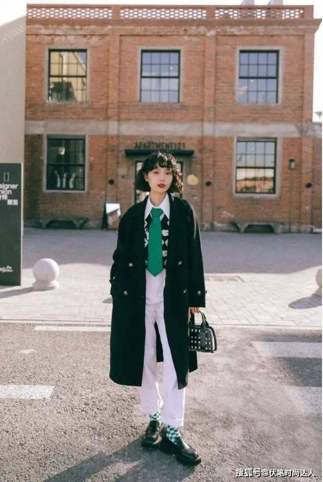 裙子 早春简约款怎么穿出“大牌范”？这几种搭配思路，蜕变从外到内