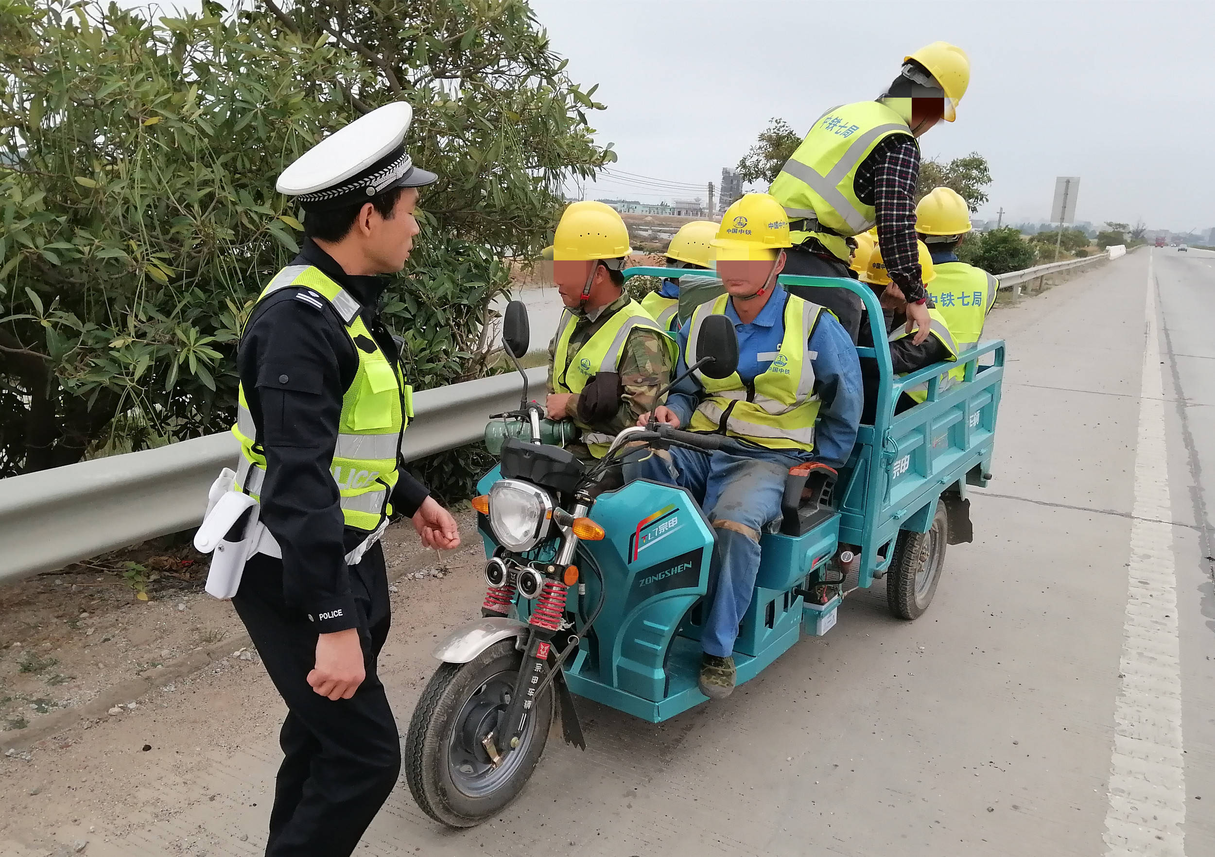 严密防控通勤班车,面包车,三轮摩托车违法载人行