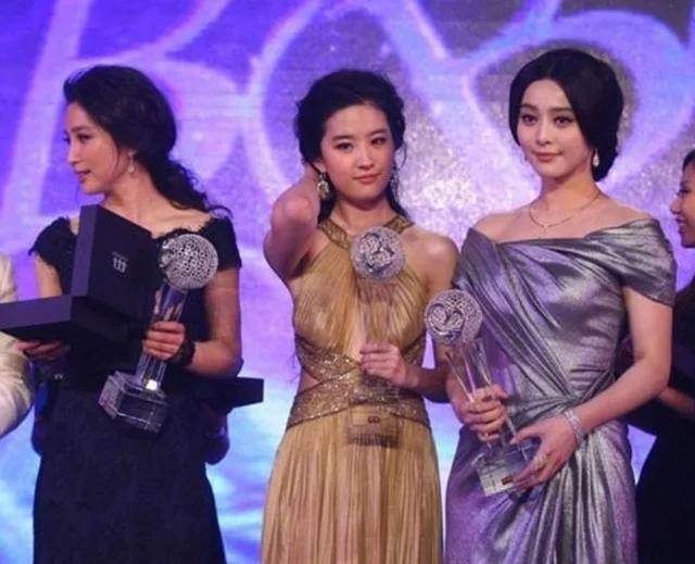 刘亦菲和李冰冰合影火了被指气质差距太大穿衣搭配成槽点