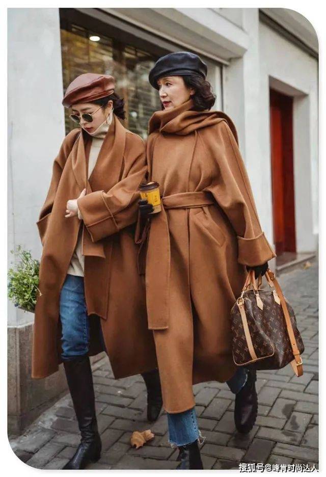 颜色 今年秋冬有种流行色叫“焦糖色”，温暖又气质，三木都很爱穿