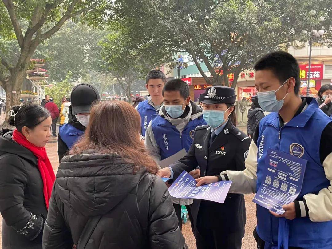 重庆铜梁:35名警院学生穿上反诈"蓝马甲"化身反诈志愿者_诈骗_工作