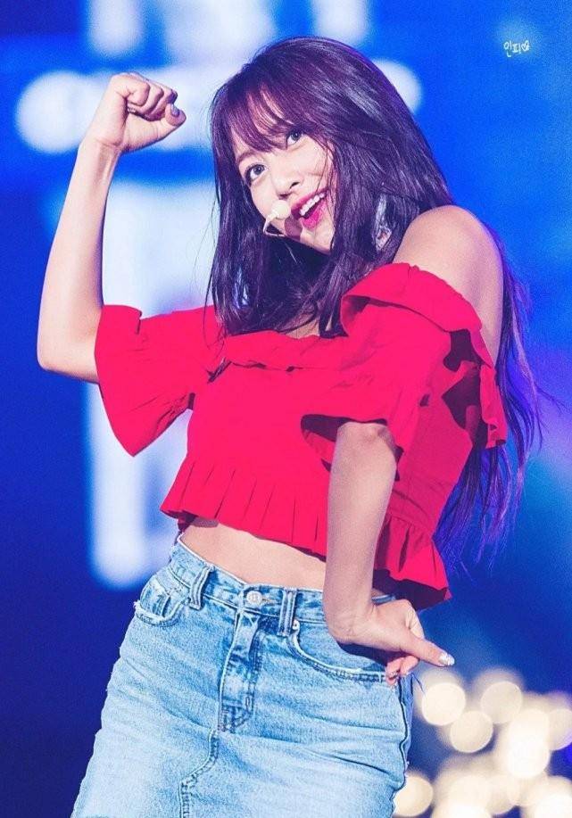 发型《TWICE女团》的队长朴志效的这两次转型中，哪一次更具传奇色彩