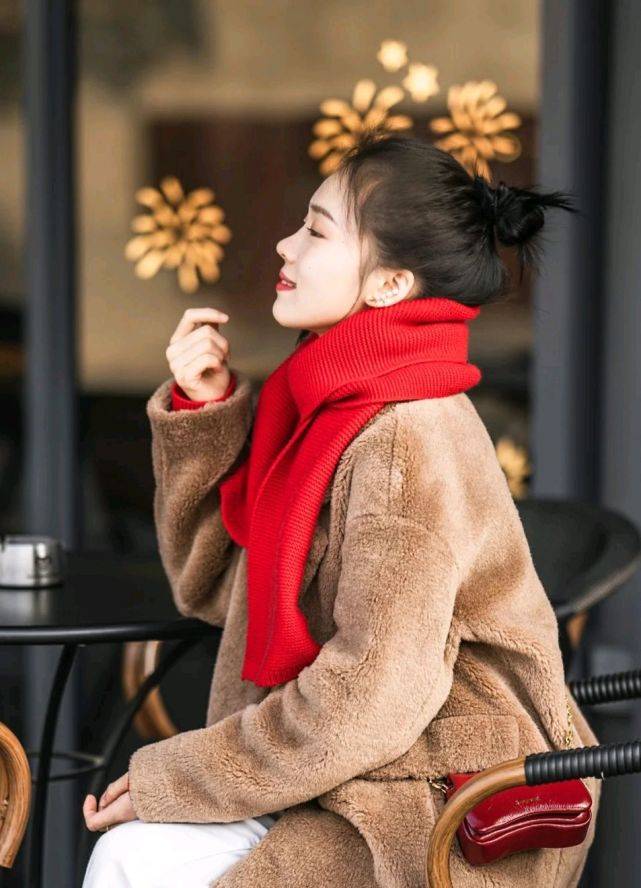 围巾 怎么穿大衣才高级？三套穿搭示范，让你轻松成为人群中的焦点