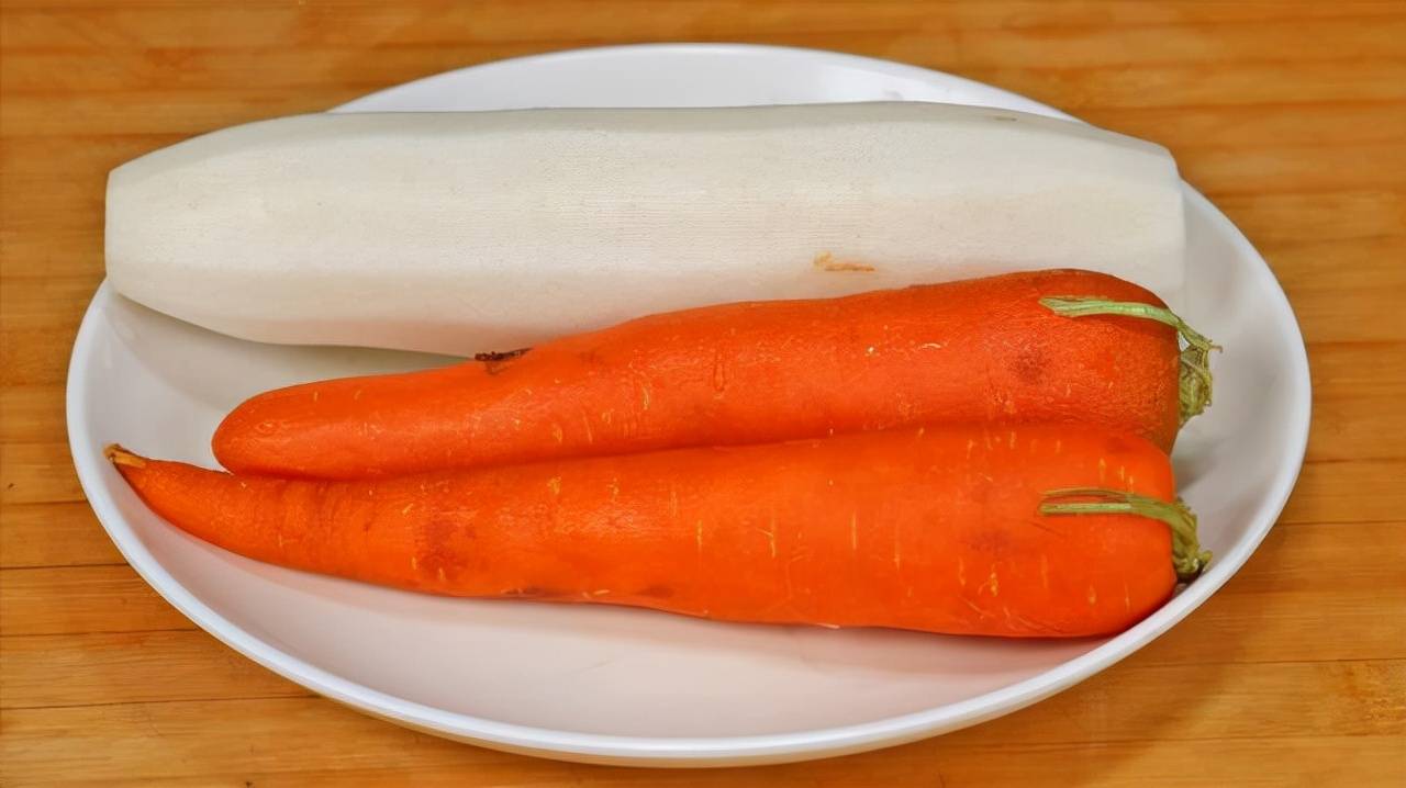 白萝卜里加2根胡萝卜,这样做很多人没吃过,香脆爽口,超下饭_水分_密封