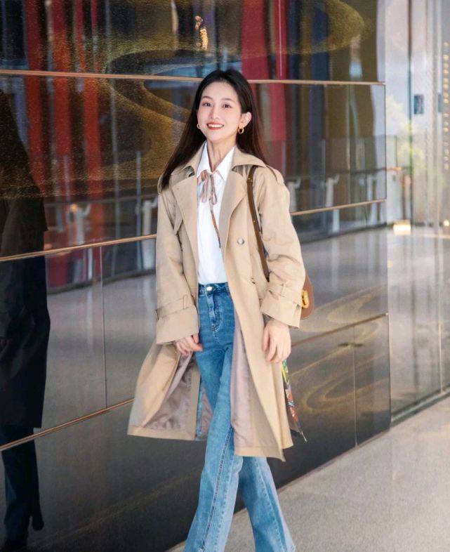 围巾 怎么穿大衣才高级？三套穿搭示范，让你轻松成为人群中的焦点