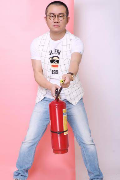 小丸子|他是家喻户晓的情感导师，在事业巅峰期，为了女儿退出舞台