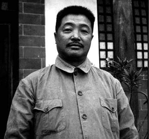 原创贺老总讲课只要三样东西小米布鞋和一碗鱼