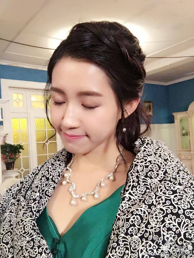 苏青 “尔晴”在现实生活中还挺纯，穿碎花衣显出少女娇羞感，真是嫩