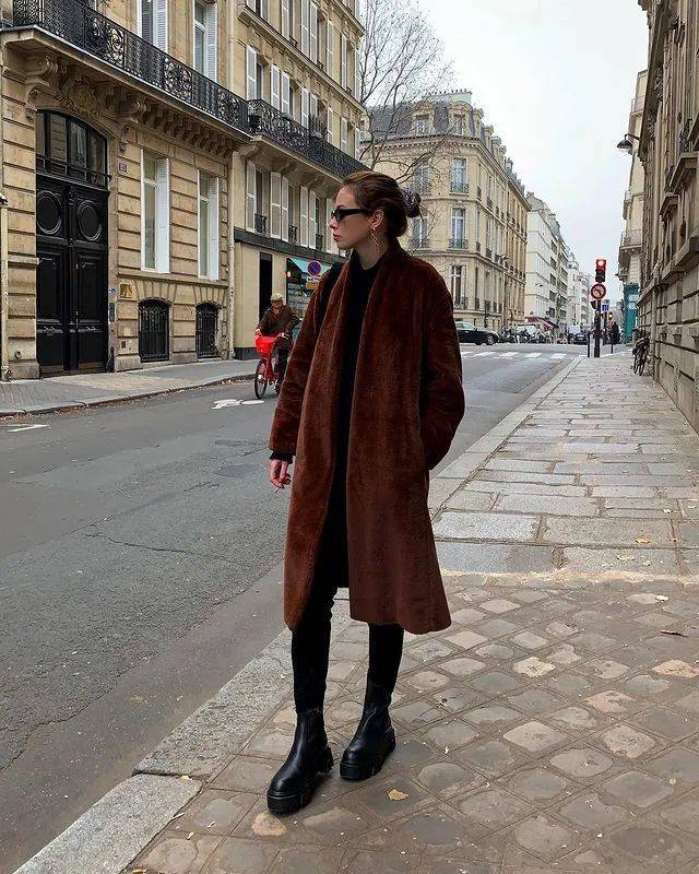 棕色 Solene Lara用穿搭表现出内敛的法式诱惑|博主推荐