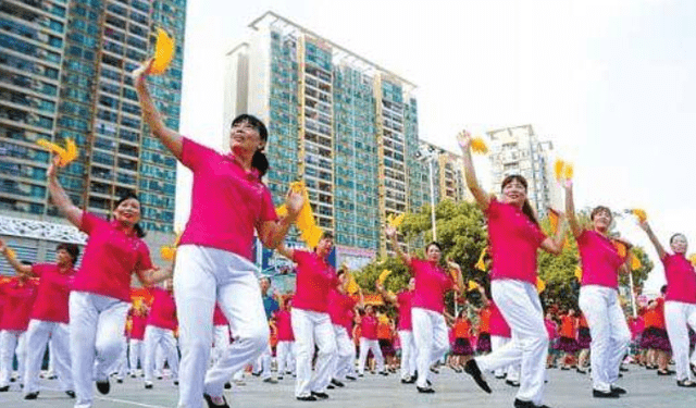 因为|奶奶跳舞，宝宝被拴着：父母再难，也要尽量远离这6种老人