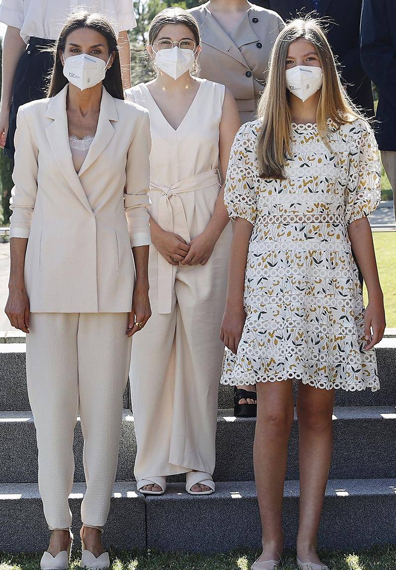 de 莱后带货太厉害,穿过的衣服立刻售罄,“莱蒂齐亚效应”持续发酵 。