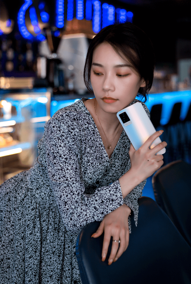 在后置拍照方面,vivo s9的表现同样十分出彩,它搭载的后置三摄组合