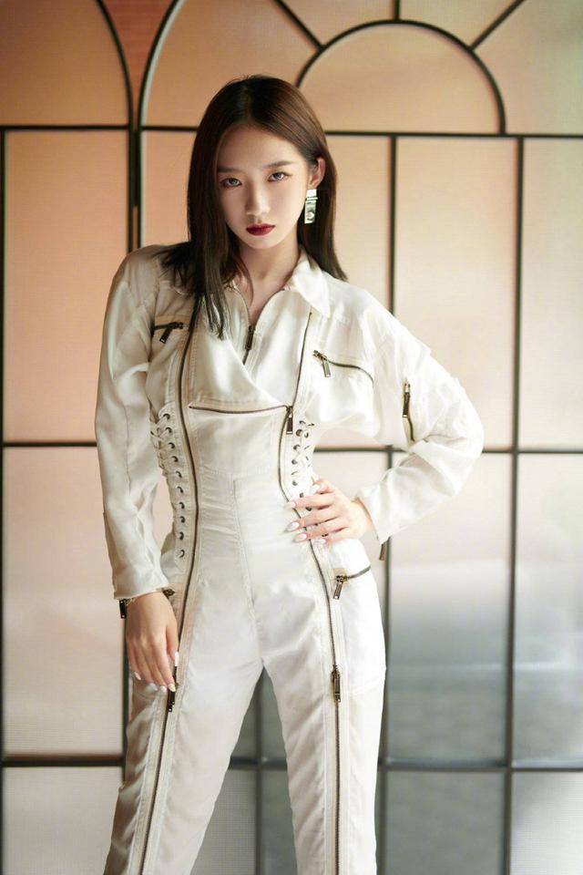 机车孟美岐拉链连体裤帅气十足！变身街头机车少女，尽情释放迷人气场