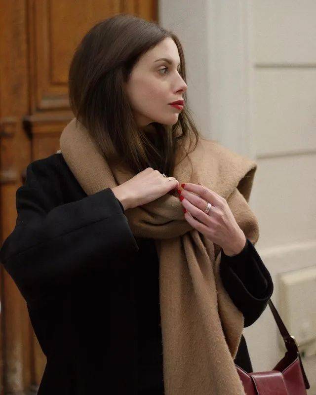 棕色 Solene Lara用穿搭表现出内敛的法式诱惑|博主推荐