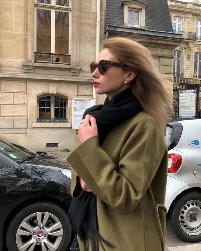 棕色 Solene Lara用穿搭表现出内敛的法式诱惑|博主推荐