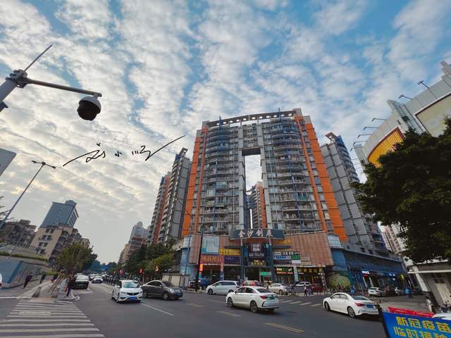 广州市唯一地处珠江南岸的主城区，原本很荒凉，现在房价超10万