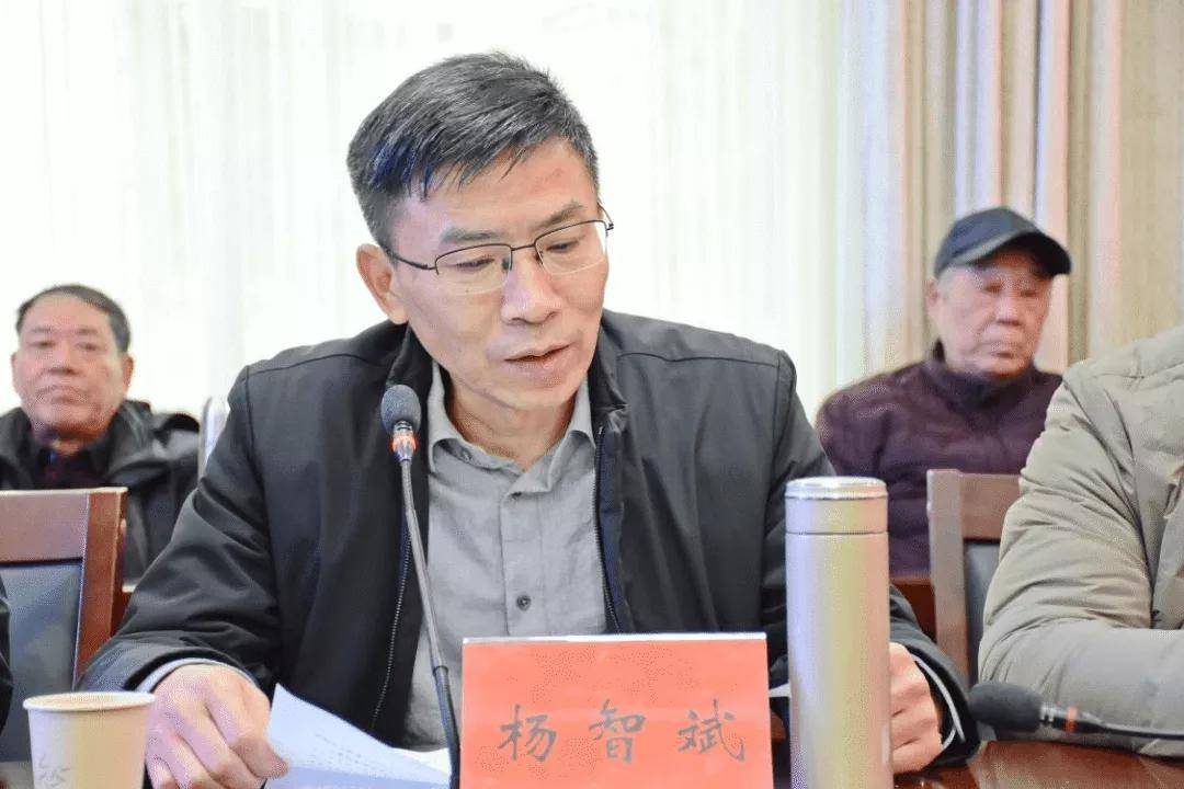 座谈会上,杨智斌传达了中央人大会议精神,通报了桃源县2021年经济社会