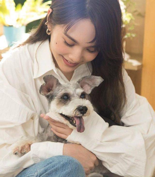 整体 杨丞琳私服穿搭指南：一袭紫色细格纹长裙，秒变青春少女