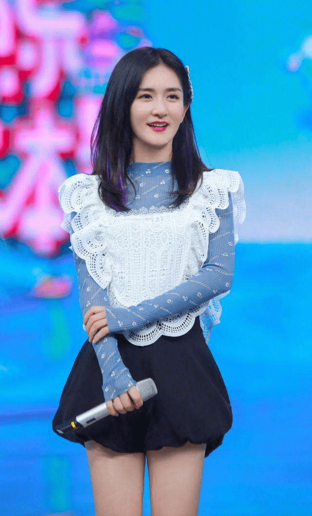 颜色 谢娜的照片是谁拍的，身高看着像1米3，但穿得很有学生气