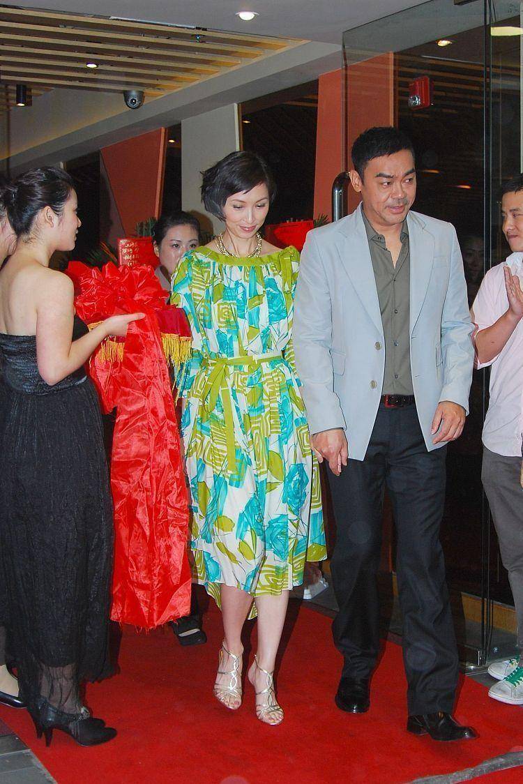 设计 刘青云妻子都54岁了，可穿印花裙还那么优雅，好像只有34岁