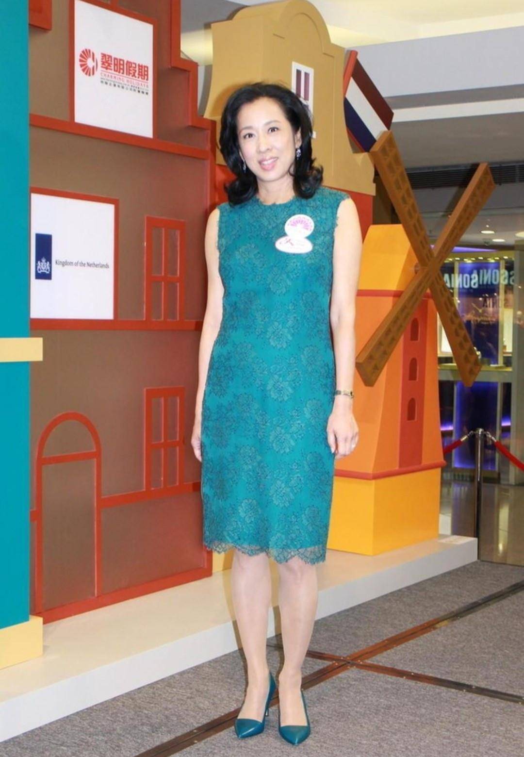 活动 港姐朱玲玲穿连衣裙亮相活动，越老越有气质，有一种豪门名媛范