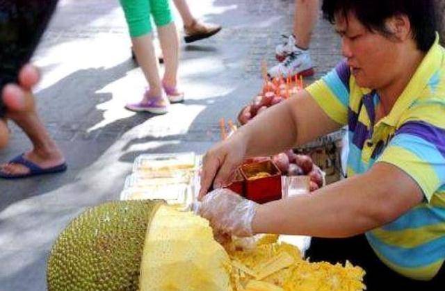 去泰国游玩，水果摊商贩递给你的手套不要接，导游：可能会吃亏