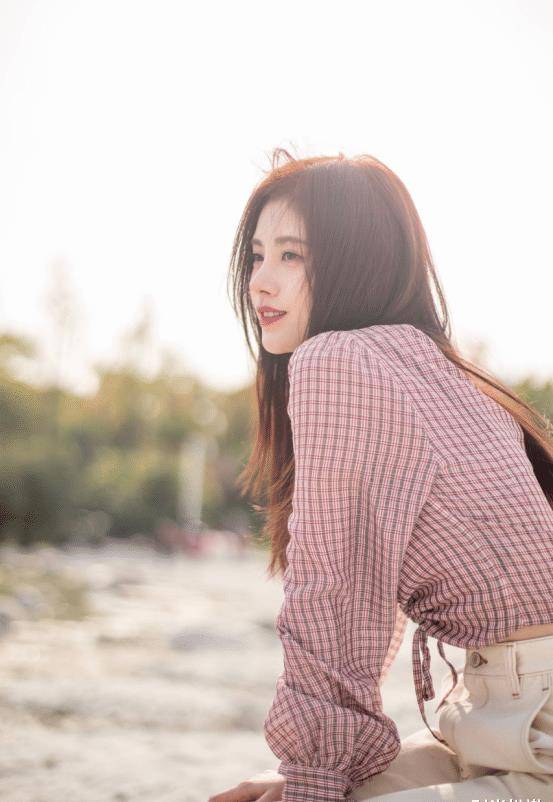 显得 鞠婧祎小淑女的正式穿搭真有范！简约白色尽显时髦，满满知性美