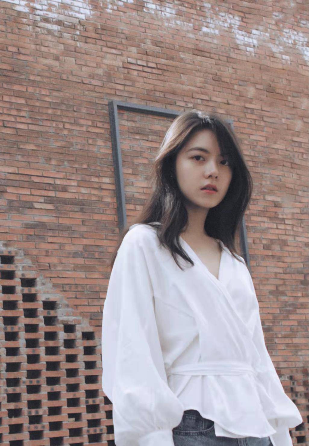 感觉 赵今麦晒天台美照！白色短上衣配小皮裙，浓眉大眼越看越美