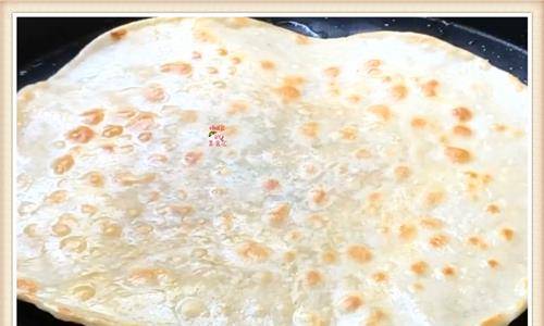 的表面|夏天必备快手鸡蛋泡泡饼,不用发面特简单,30分钟搞定全家人早餐