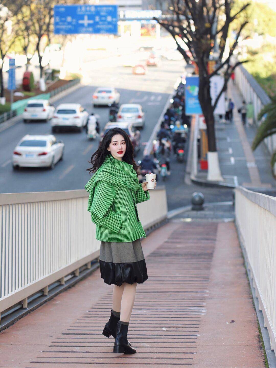 下装 果然“毛呢外套”才是yyds，这样搭配保暖又舒适，普通人也能驾驭