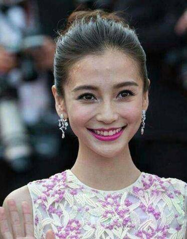 杨颖为何化妆师给明星上妆用“粉底刷”较多?看到妆容效果后明白了!