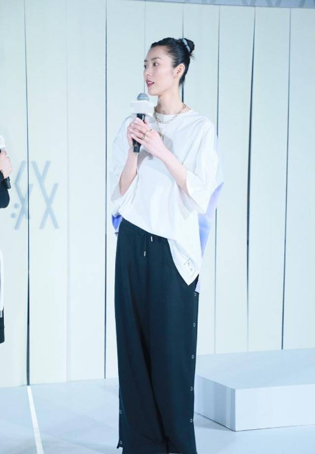 一身 刘雯扎丸子头太清新，黑白造型干净利落，招牌笑容很有感染力