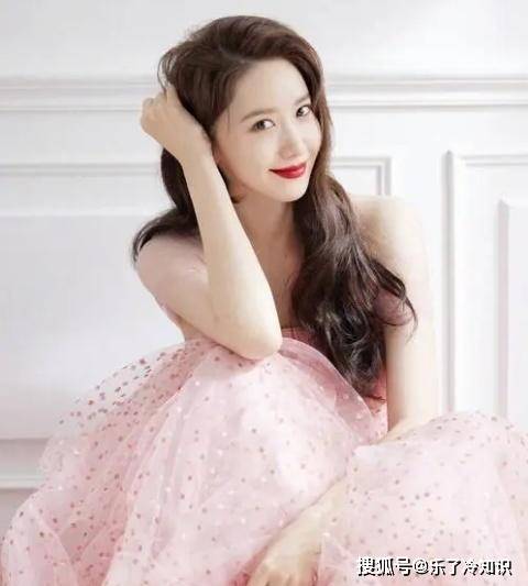 中韩 中韩明星“撞衫”，刘亦菲不愧是仙女，倪妮时尚感更强