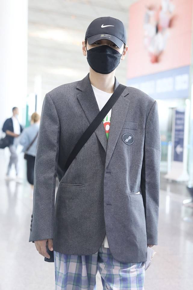 汪苏泷 汪苏泷都30多岁了仍似“奶油小生”,穿西装好精致