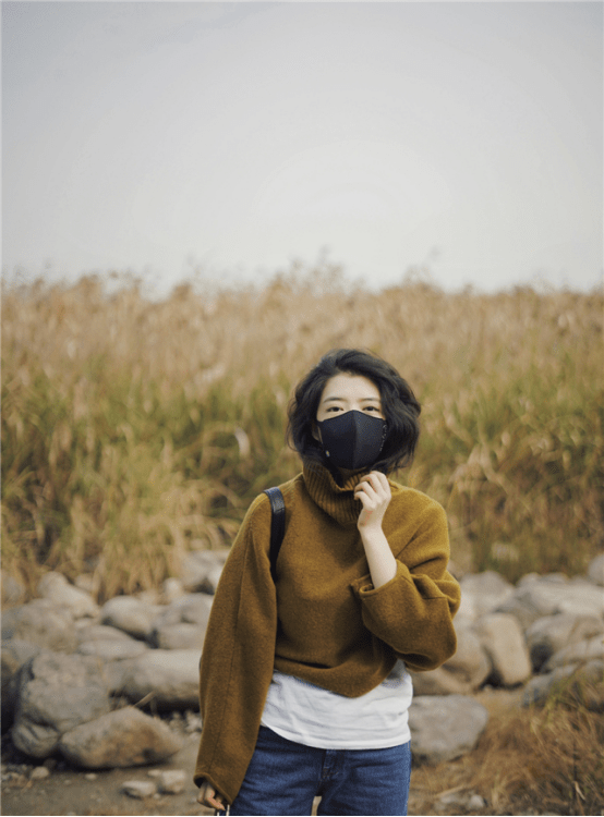 中性 三木一改气质女人风！毛衣搭配呢大衣，“休闲中性风”自在又好穿