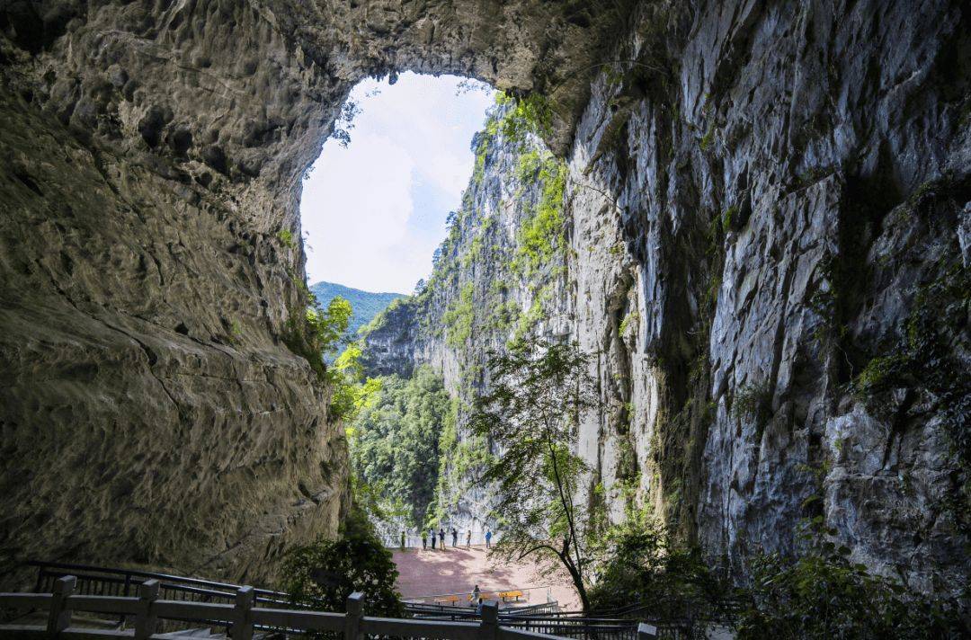 重庆一个天坑风景区，深666.2米，高1331米