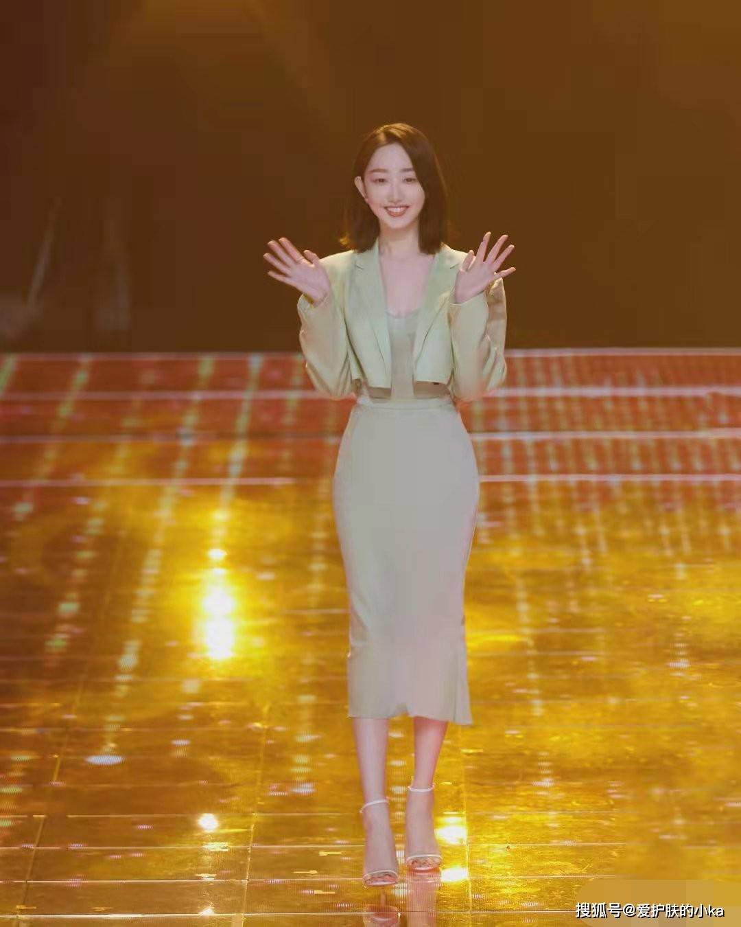 蒋梦婕 蒋梦婕满身贵气,小香风外套+小脚裤优雅时髦,配香奈儿包很抢镜