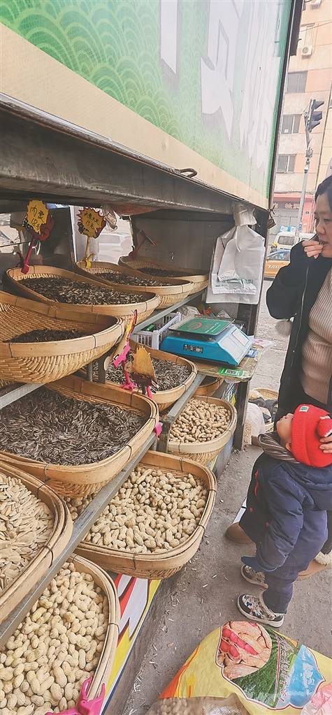 走访哈尔滨炒货坚果市场:瓜子口味花样多 市民偏爱"火大的" 开心果