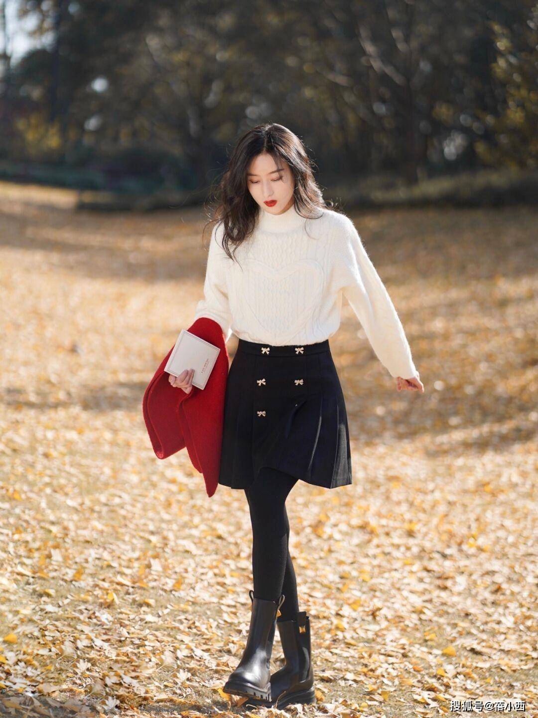 颜色 毛衣不知道选什么颜色?推荐你选择白色,搭配裤子半身裙都很高级