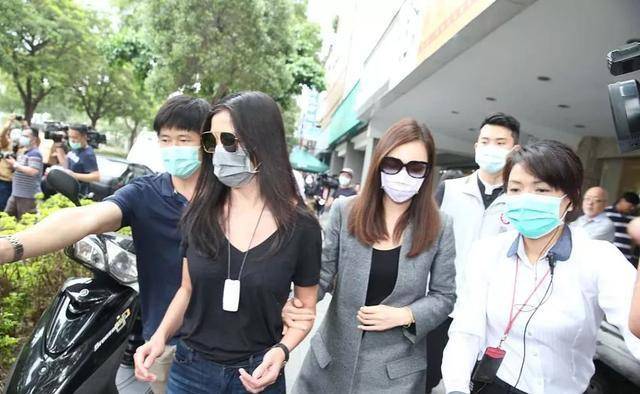 衣戴 富士康老板娘近照曝光，穿粉衣戴名表打扮贵气，46岁还想拼4胎