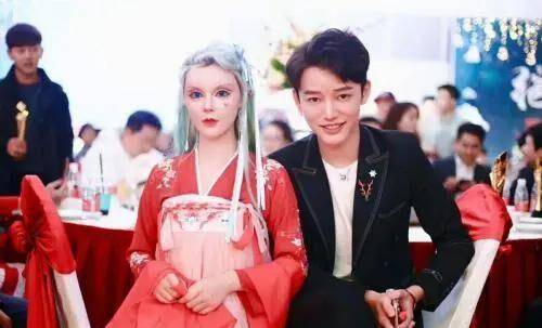 小天“真人芭比”网红迪丽拉,公开否认整容,结果吃饭却不敢张嘴?