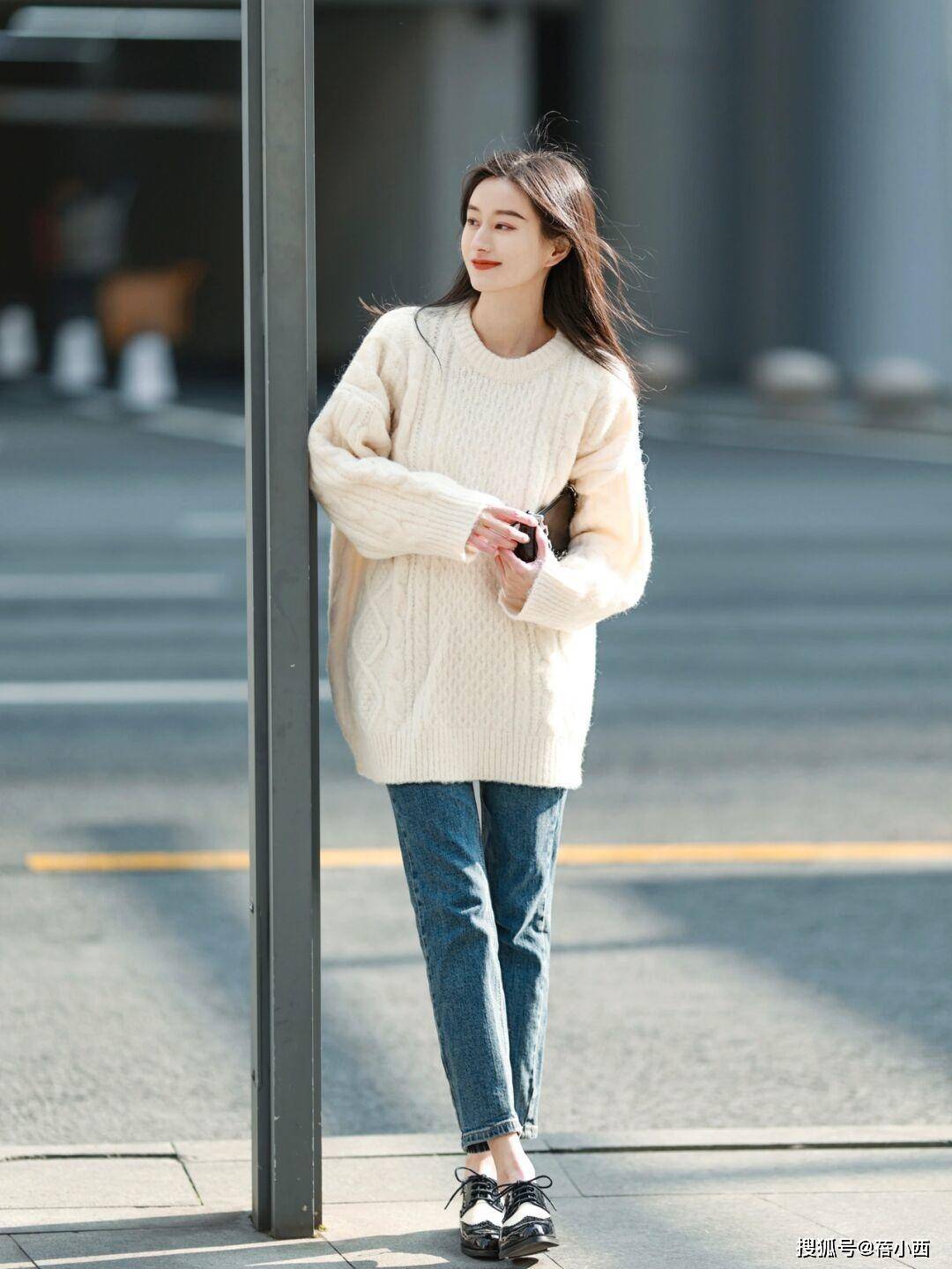 颜色 毛衣不知道选什么颜色?推荐你选择白色,搭配裤子半身裙都很高级