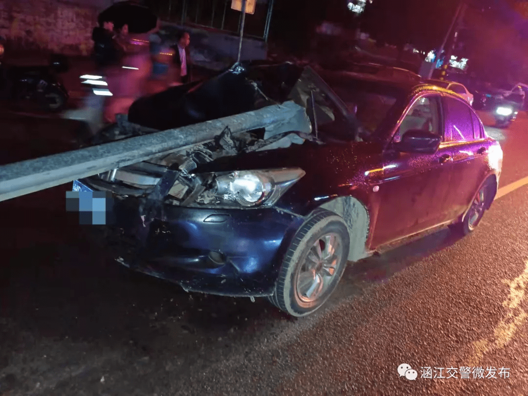 莆田某酒店附近发生车祸!护栏都撞进车头里!_安全带_事故_车辆