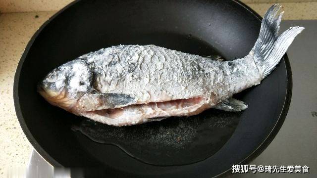 煎鱼头怎样不破皮 a7a4418521514212bb4f073ec1fa8232.jpeg