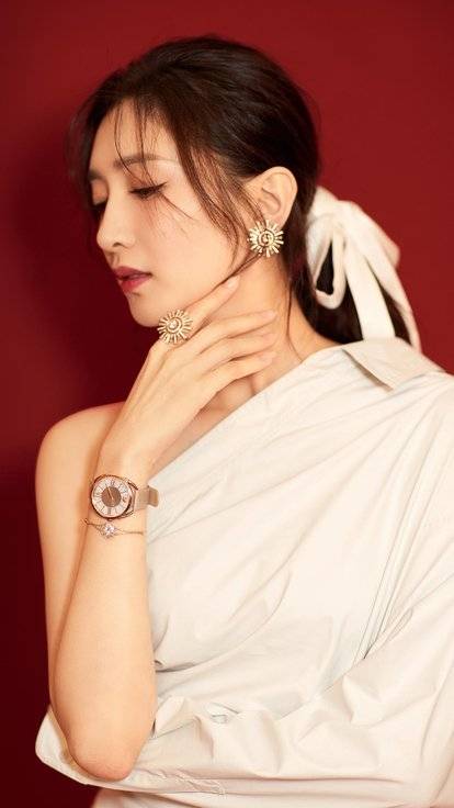 计划 江疏影现身机场，条纹上衣配马甲酷酷的，肥肠发圈引领时尚