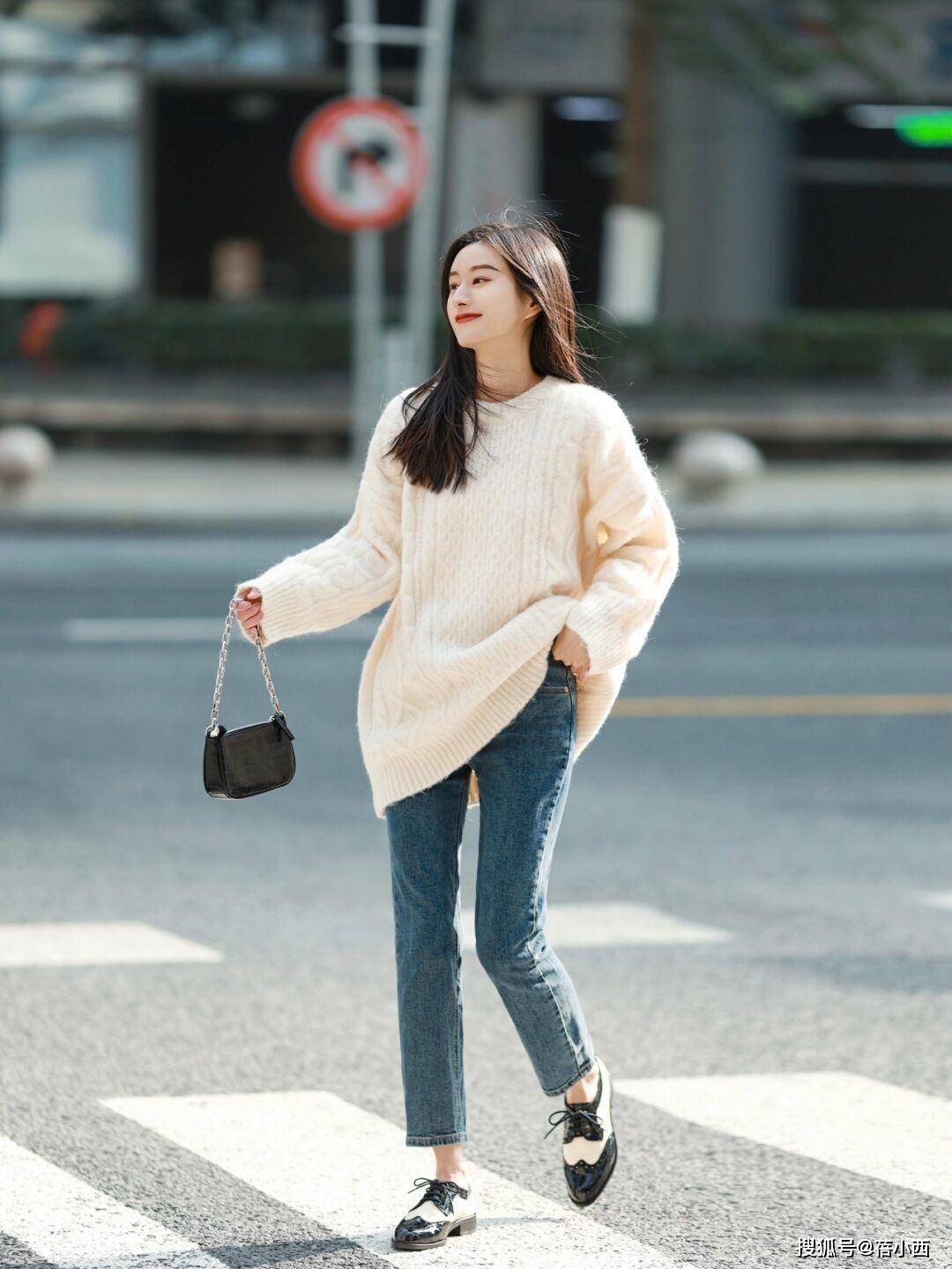 颜色 毛衣不知道选什么颜色?推荐你选择白色,搭配裤子半身裙都很高级